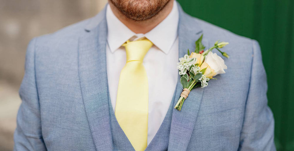 cravate jaune et costume bleu clair
